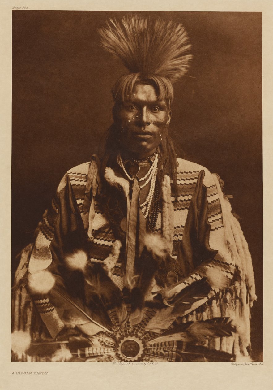 [Perinteiseen pukuun pukeutunut piikani-mies] tekijältä Edward S. Curtis