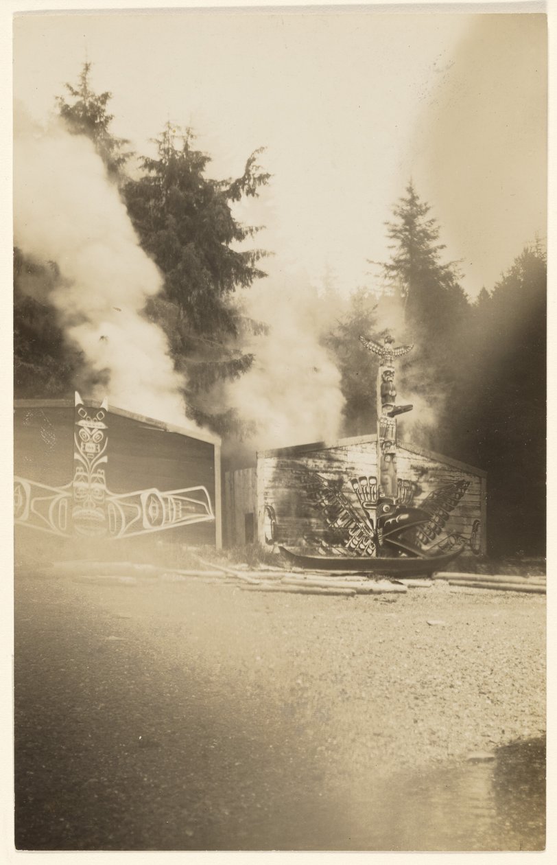 [Kun räikeät liekit nousivat korkeammalle, ne maalasivat karmiininpunaiseksi meren, joka lainehti aavemetsän juurella] tekijältä Edward S. Curtis