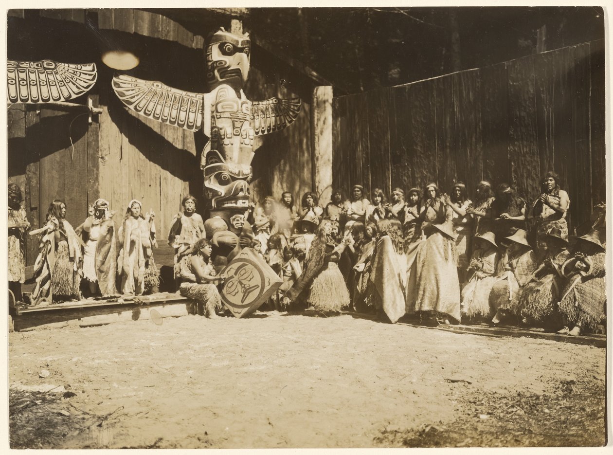[Seinien vieressä oli tiiviisti pakkautunut kirjava joukko sotureita ja heidän vaimojaan] tekijältä Edward S. Curtis