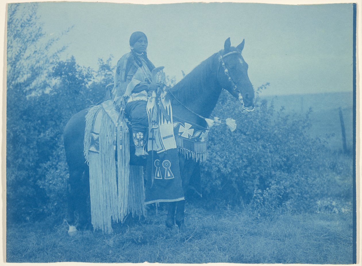 [Cayuse-nainen hevosen selässä] tekijältä Edward S. Curtis