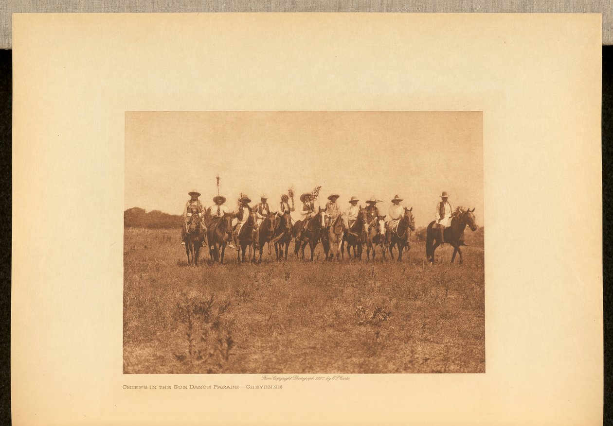 Chiefs in the Sun -tanssiparaati - Cheyenne tekijältä Edward S. Curtis