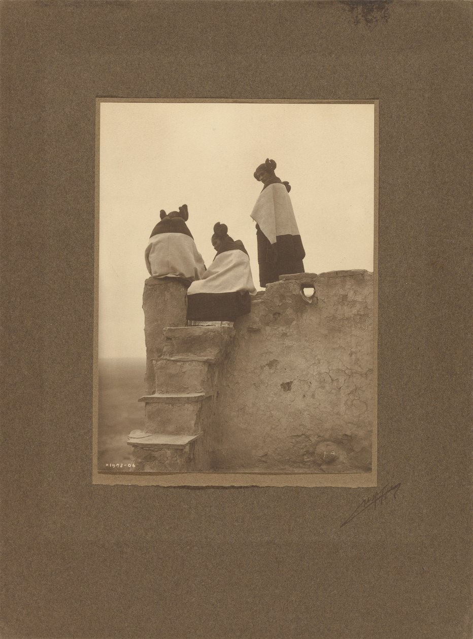 [Hopi katselemassa tanssijoita] tekijältä Edward S. Curtis