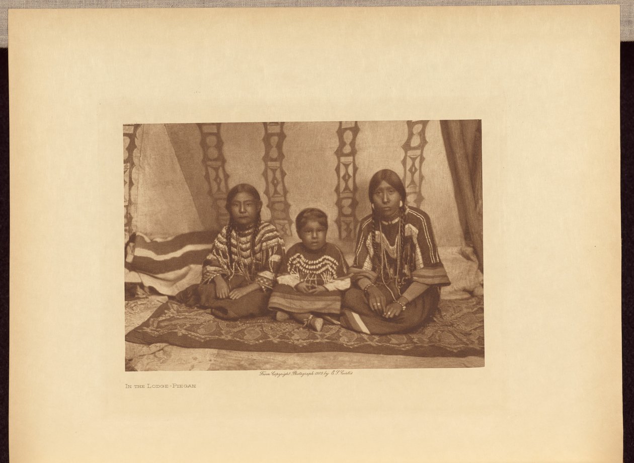 Mökissä - Piegan tekijältä Edward S. Curtis