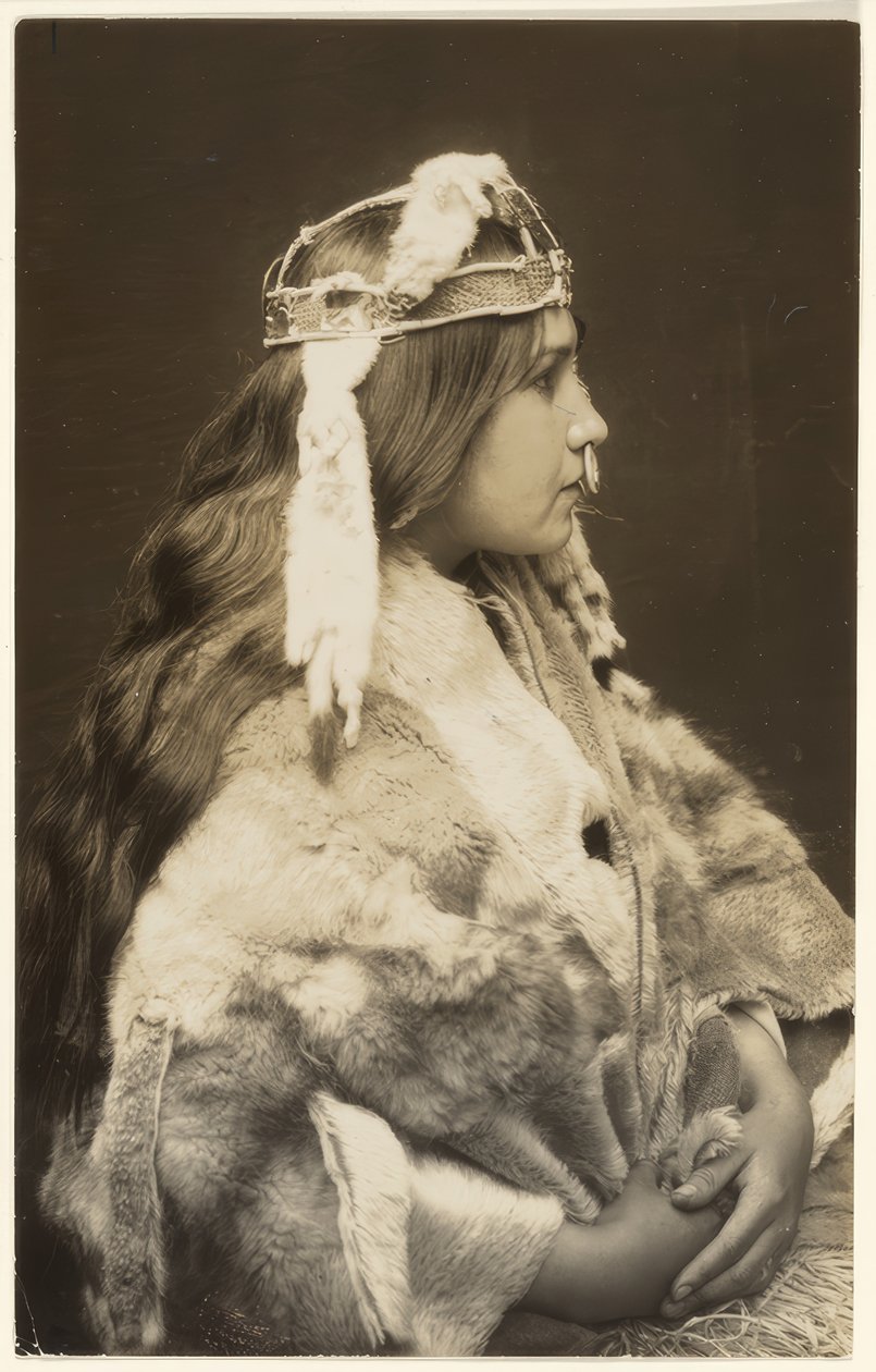 Naida, ylpeä prinsessa tekijältä Edward S. Curtis