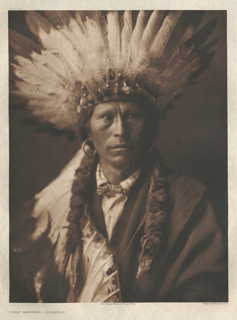 Salkku I, laatta 21: Garfield-Jicarilla-päällikkö tekijältä Edward S. Curtis