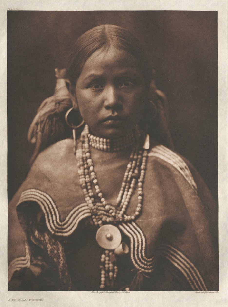 Salkku I, levy 22: Jicarilla-neito. tekijältä Edward S. Curtis