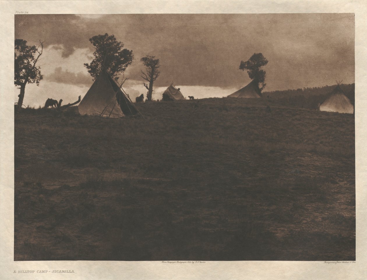 Salkku I, levy 24: Jicarillan leiri kukkulan laella. tekijältä Edward S. Curtis