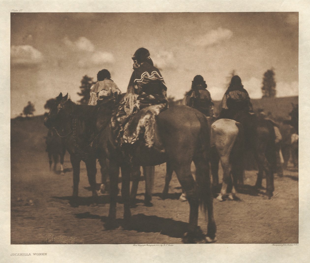 Salkku I, levy 25: Jicarilla-naiset tekijältä Edward S. Curtis