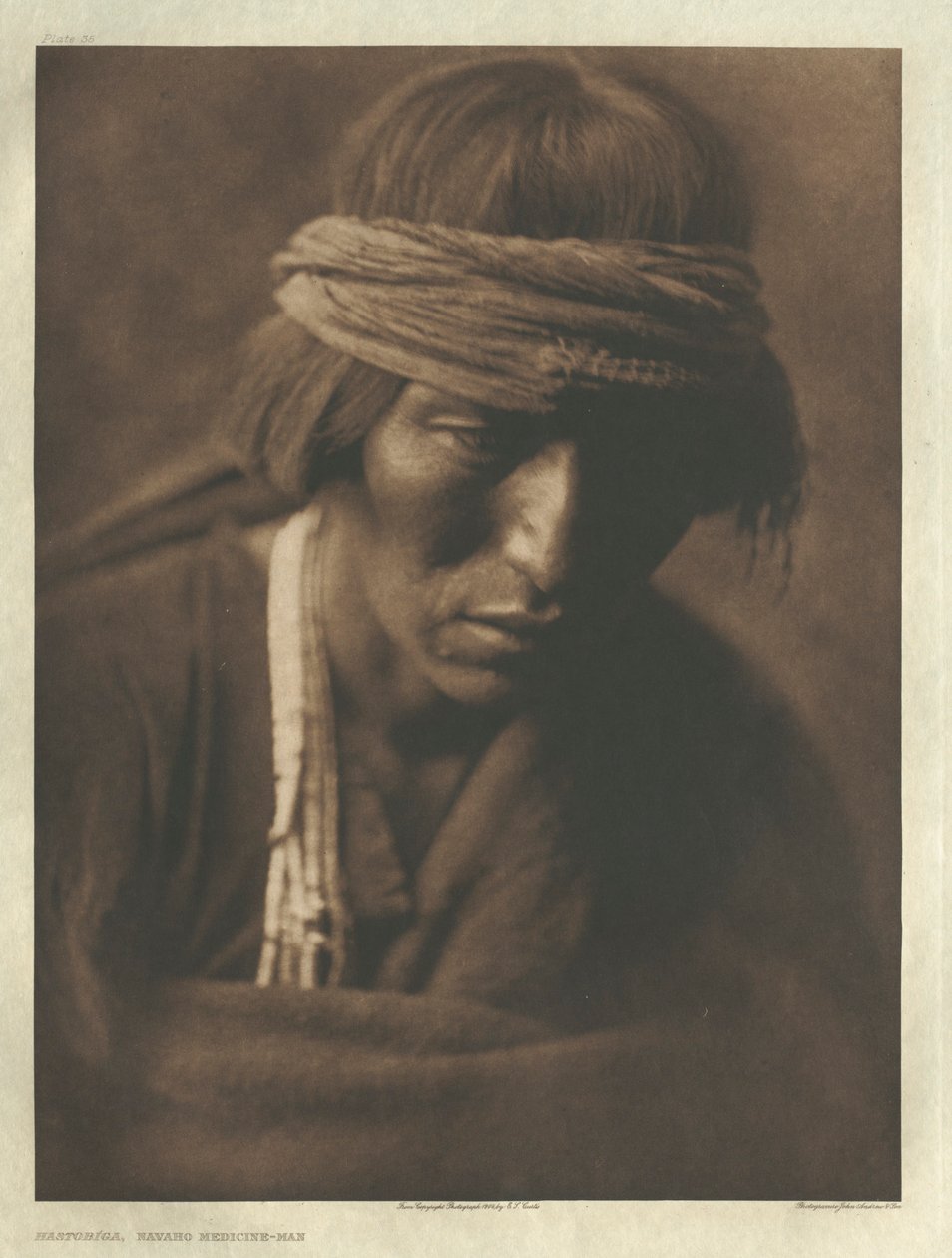 Salkku I, levy 35: Hastobíga-Navaho-lääkärimies tekijältä Edward S. Curtis