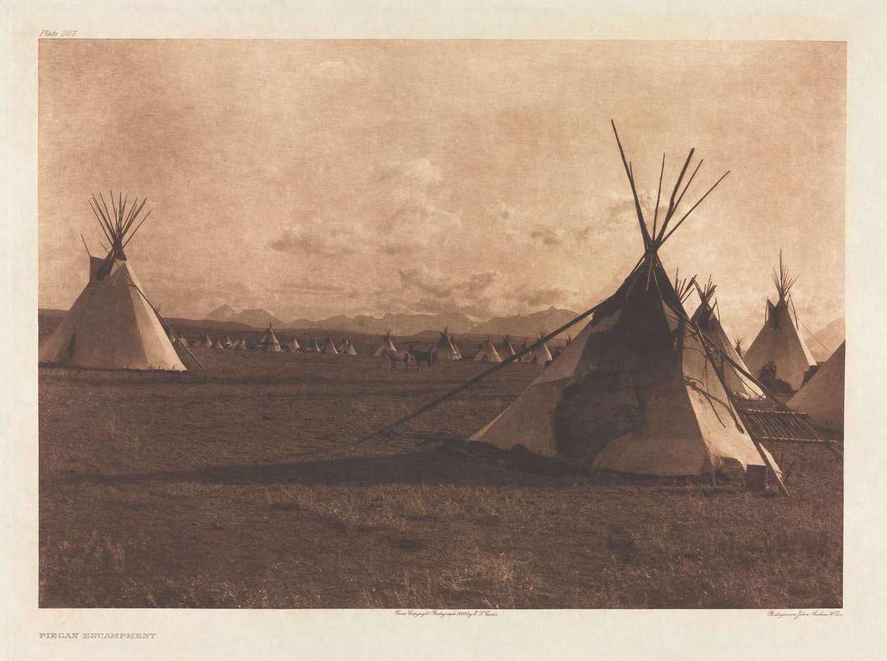 Portfolio VI, levy 207: Piegan Encampment tekijältä Edward S. Curtis