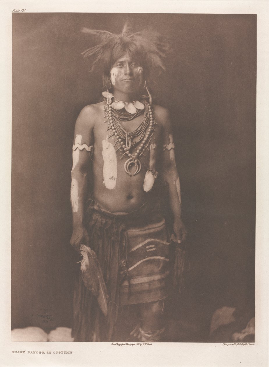 Portfolio XII, levy 430: Käärmetanssija puvussa tekijältä Edward S. Curtis
