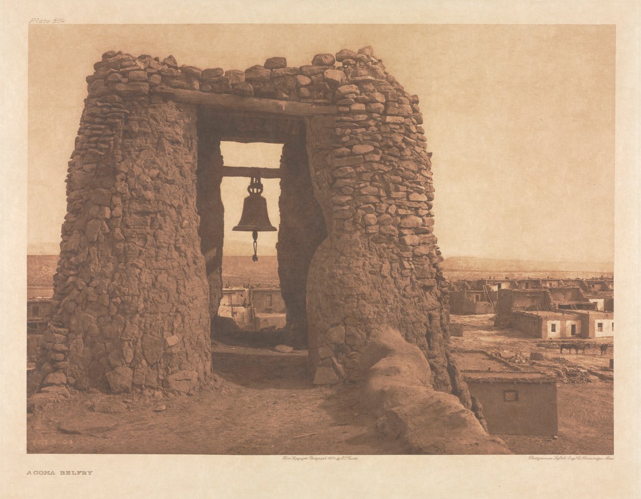 Salkku XVI, laatta 564: Acoman kellotapuli tekijältä Edward S. Curtis