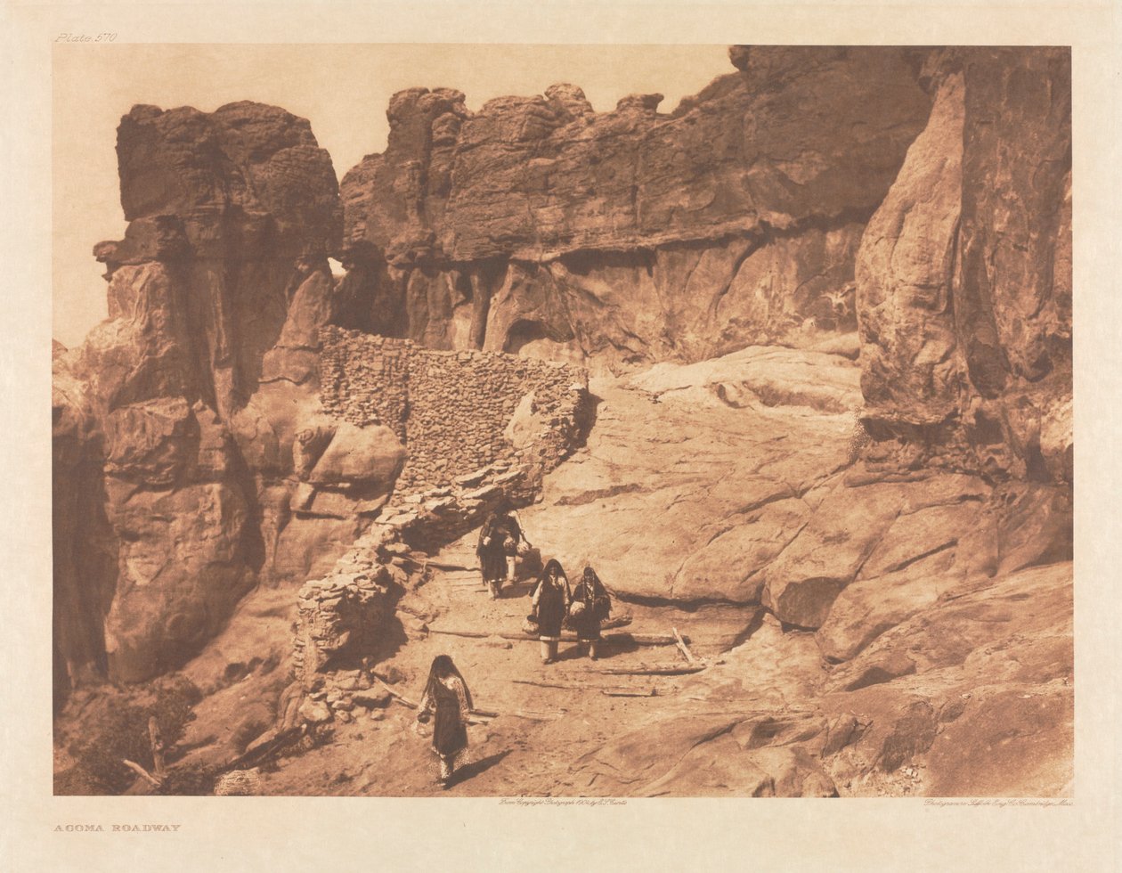 Salkku XVI, levy 570: Acoma Roadway (Acoma Roadway) tekijältä Edward S. Curtis