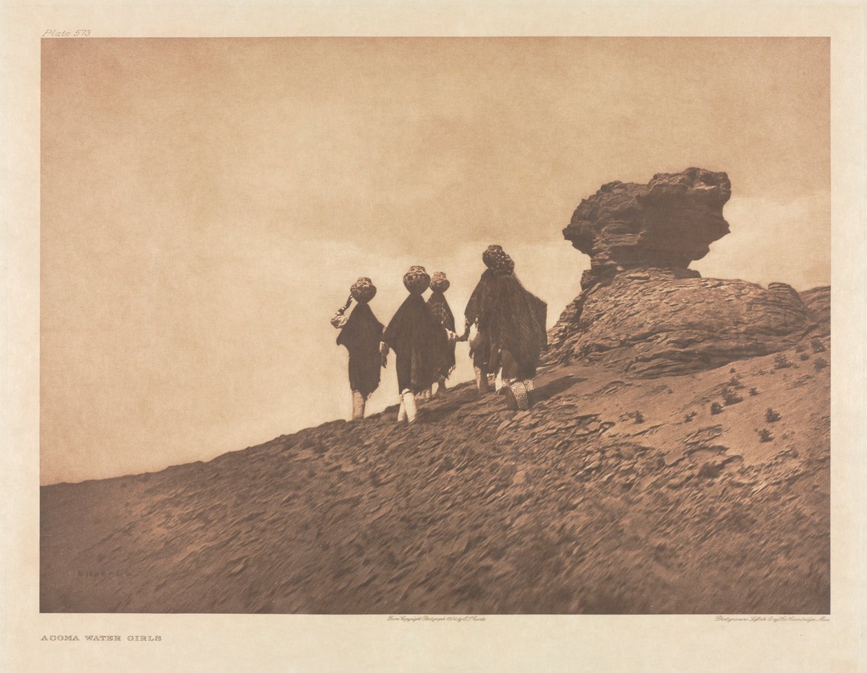 Salkku XVI, levy 573: Acoma Water Girls (Acoma vesitytöt) tekijältä Edward S. Curtis