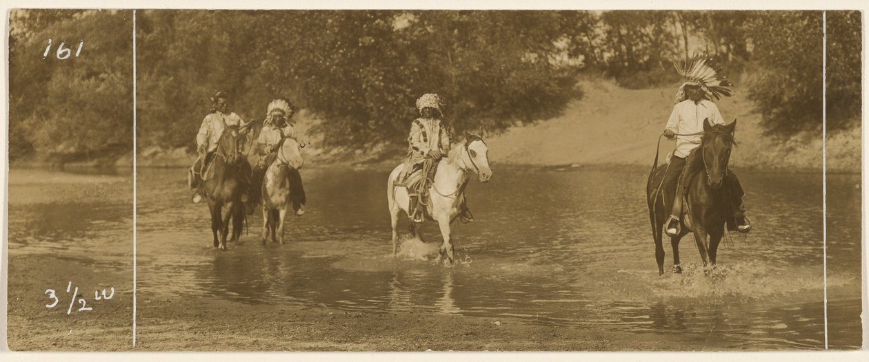 [Virrassa kulkevat ratsastajat] tekijältä Edward S. Curtis