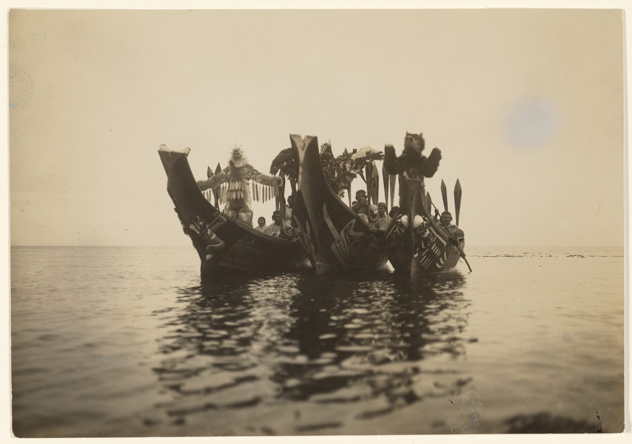 [Pian kuulemme heidän ylpeyden ja kerskailun laulunsa] tekijältä Edward S. Curtis