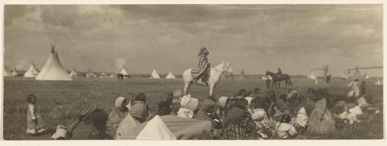 [The Crier - Piegan]. tekijältä Edward S. Curtis