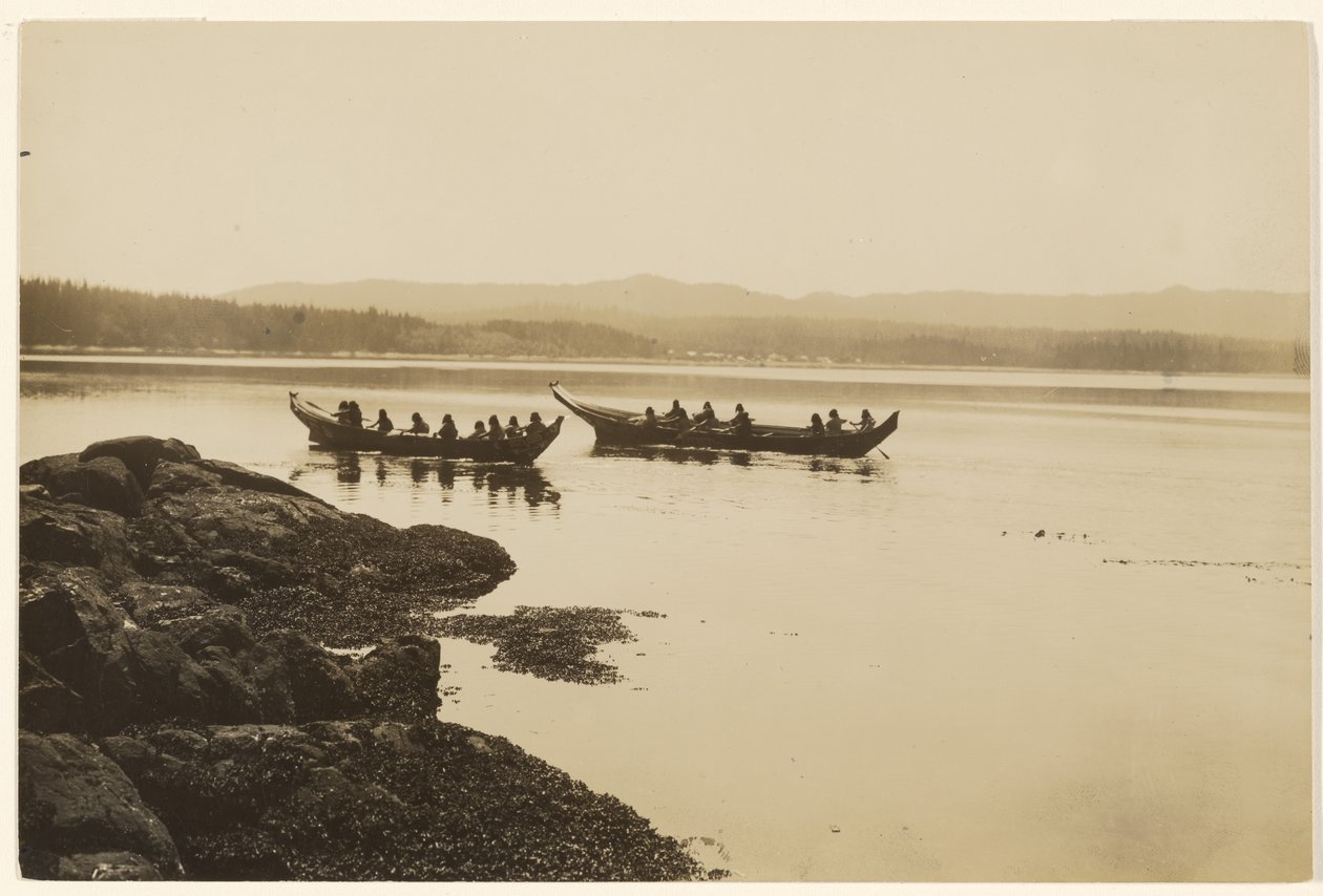 [Soturit, niin nuoret kuin vanhatkin, laskivat kanoottinsa veteen] tekijältä Edward S. Curtis
