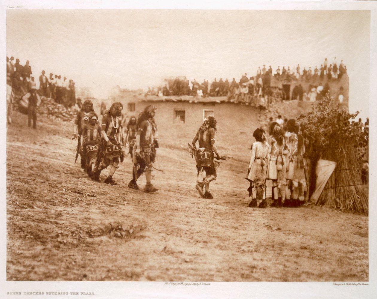 Käärmetanssijat saapumassa Plazalle tekijältä Edward Sheriff (after) Curtis