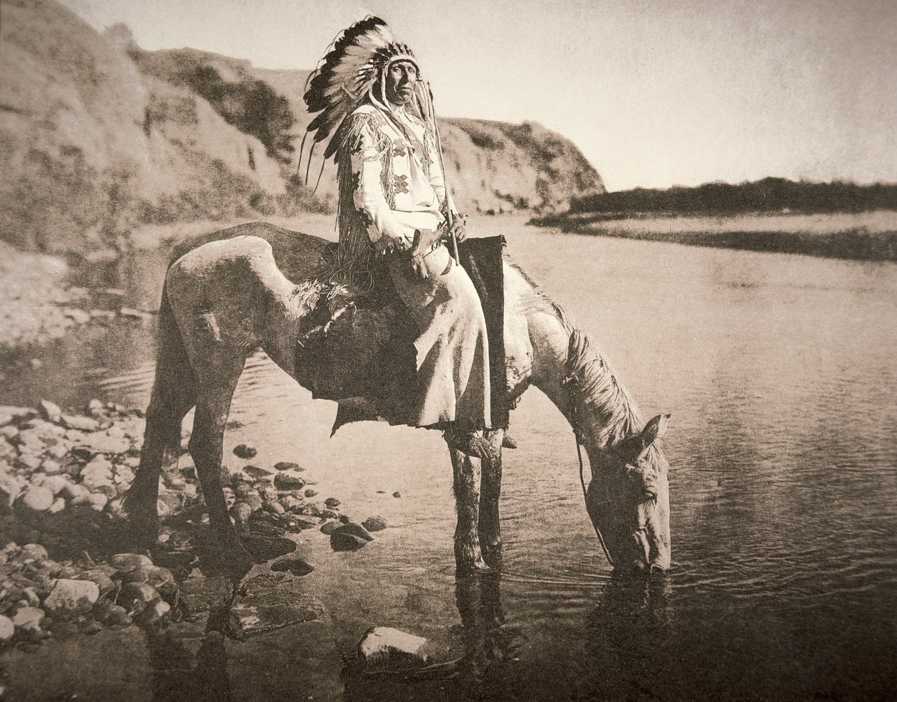 Blackfeet-heimon päällikkö, n. 1907 (b/w kuva) tekijältä Edward Sheriff Curtis