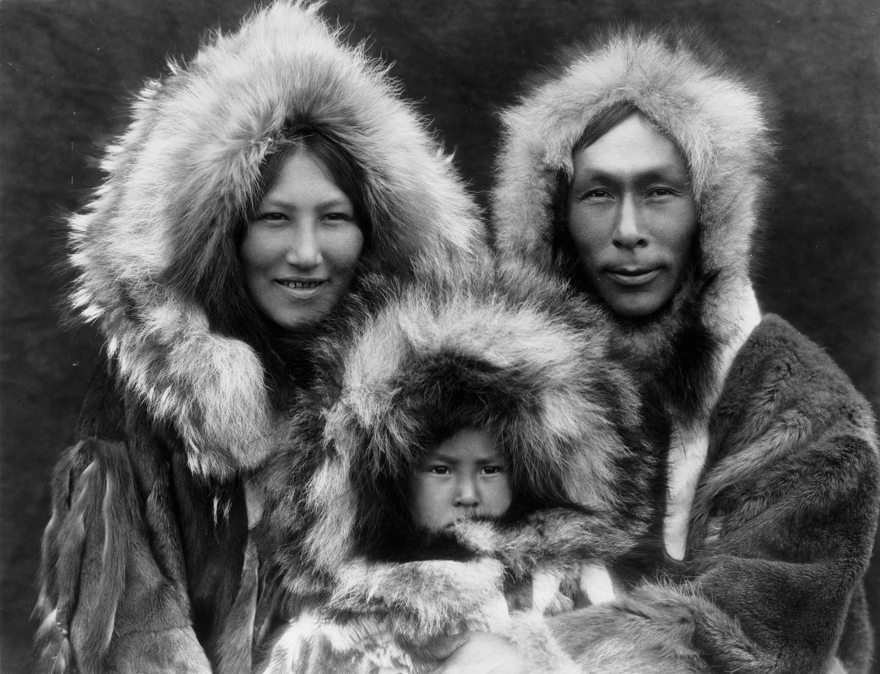 Perheryhmä, Noatak, n. 1929 (m/w kuva) tekijältä Edward Sheriff Curtis