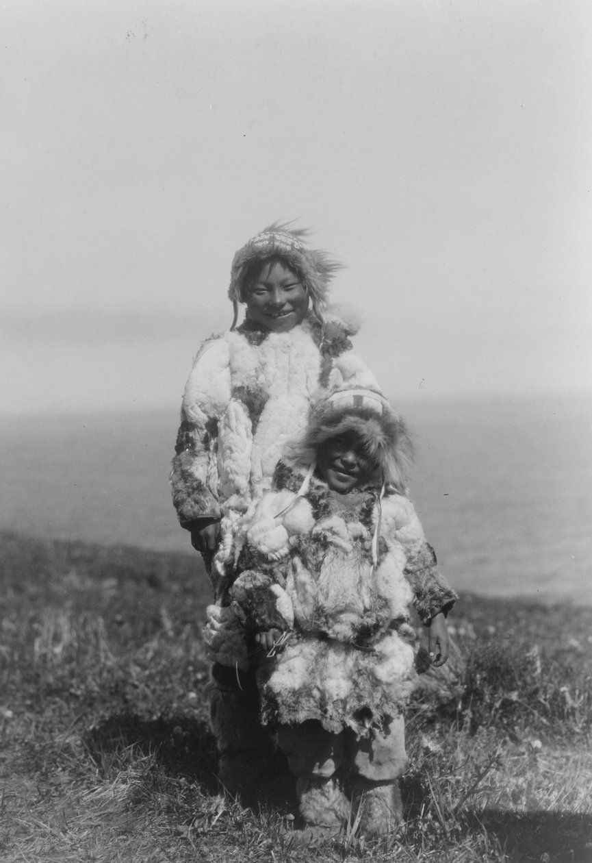 Pieni lapsi ja vanhempi eskimo ankannahkaparkissa, Nunivak Island, Alaska, n. 1929 (b/w kuva) tekijältä Edward Sheriff Curtis