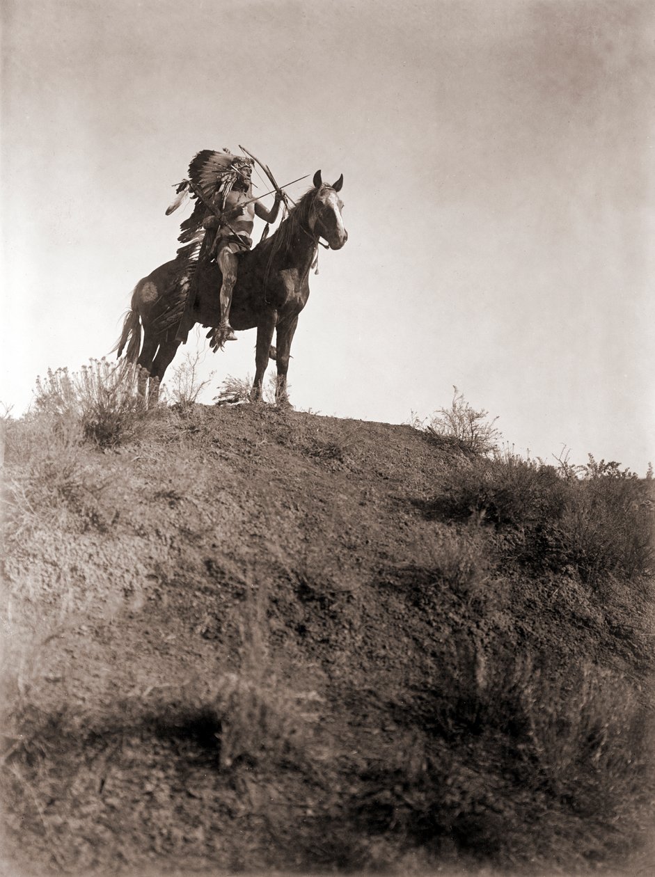 Absaroke Warrior on Horseback, Edward S. Curtis, n. 1910 (hopeaprintti) tekijältä Edward Sheriff Curtis