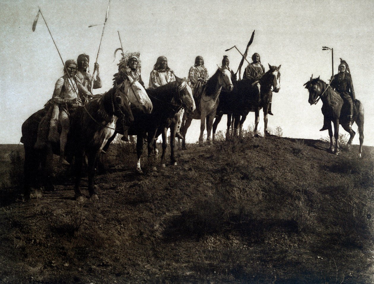 Amerikan intiaanit: apsarokesoturi hevosen selässä tekijältä Edward Sheriff Curtis