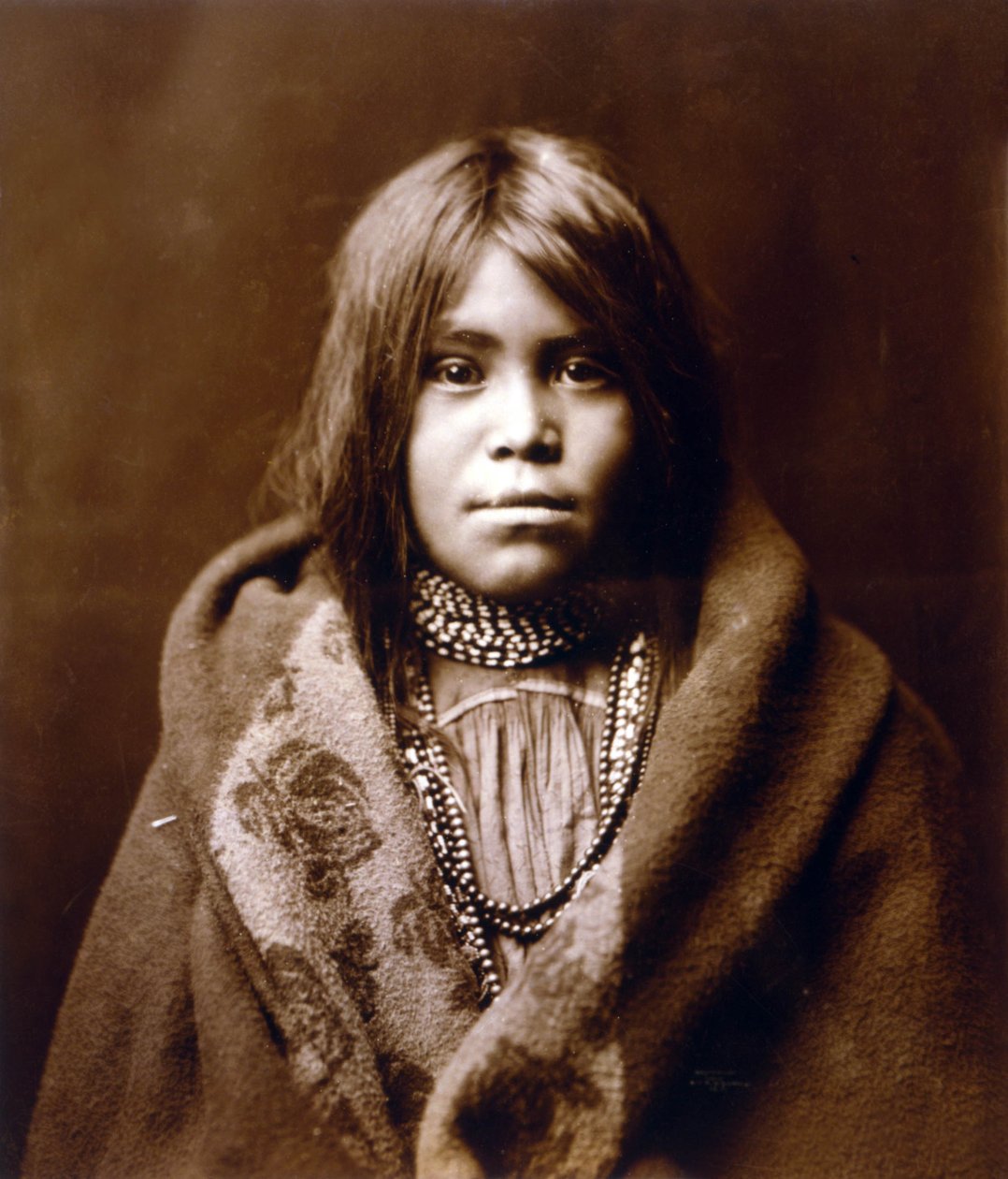Apassityttö, c. 1903, valokuva Edward S. Curtis tekijältä Edward Sheriff Curtis