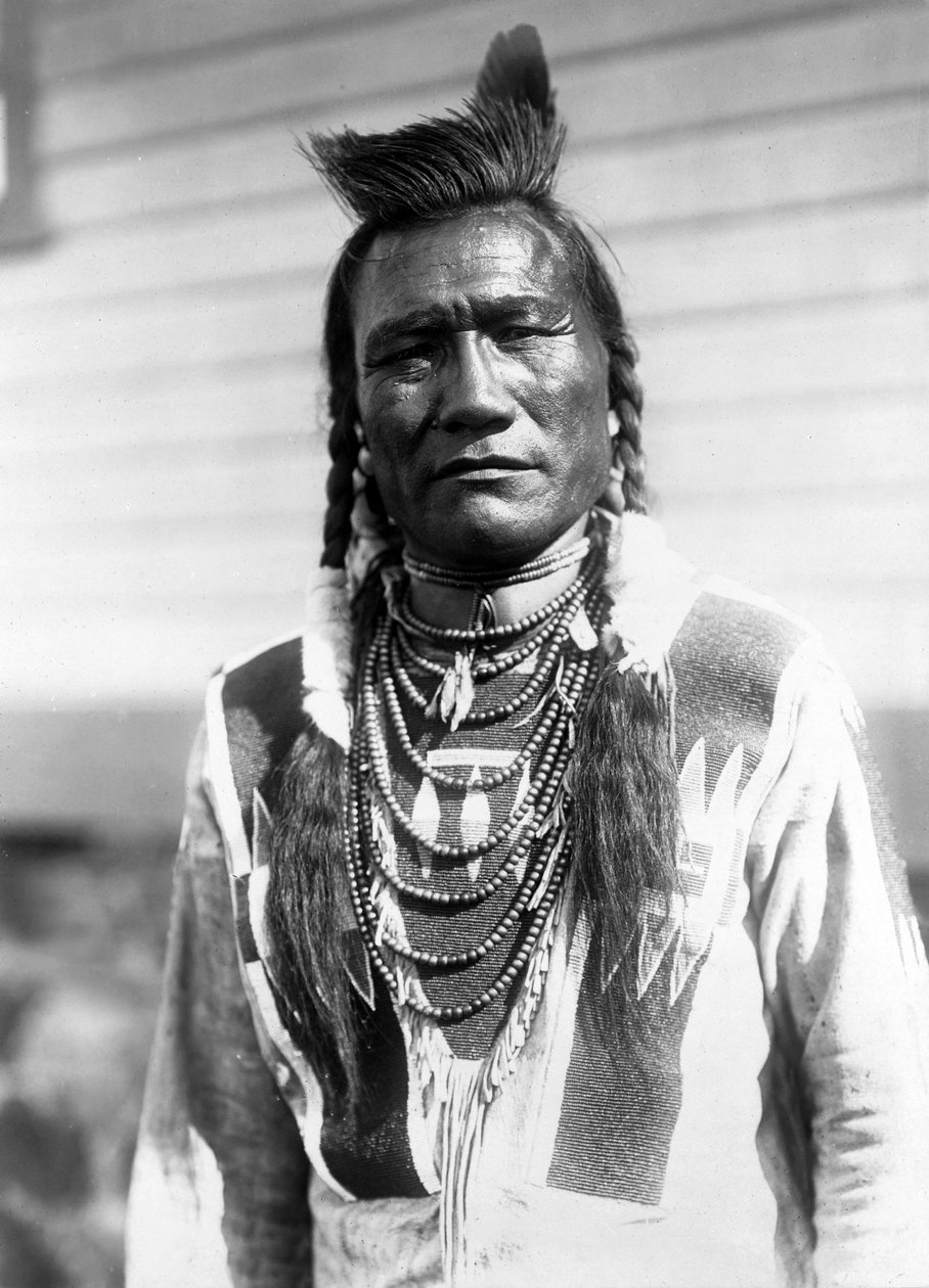 Bird Rattle, intialainen mies, c. 1910, valokuva Edward S. Curtis tekijältä Edward Sheriff Curtis