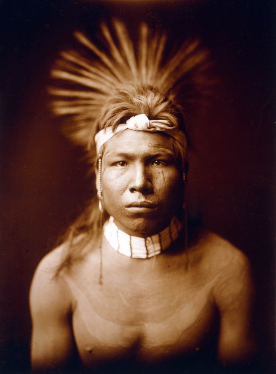 Mustat hiukset, intialainen, c. 1905, valokuva Edward S. Curtis tekijältä Edward Sheriff Curtis