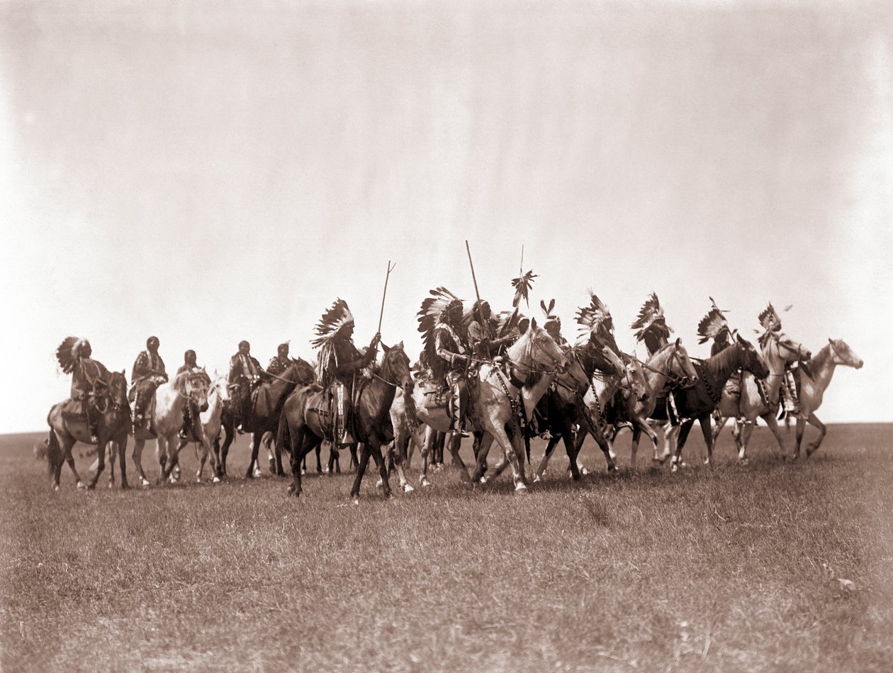 Brule Sioux War Party, kirjoittanut Edward S. Curtis, n. 1907 (sävyinen hopeaprintti) tekijältä Edward Sheriff Curtis