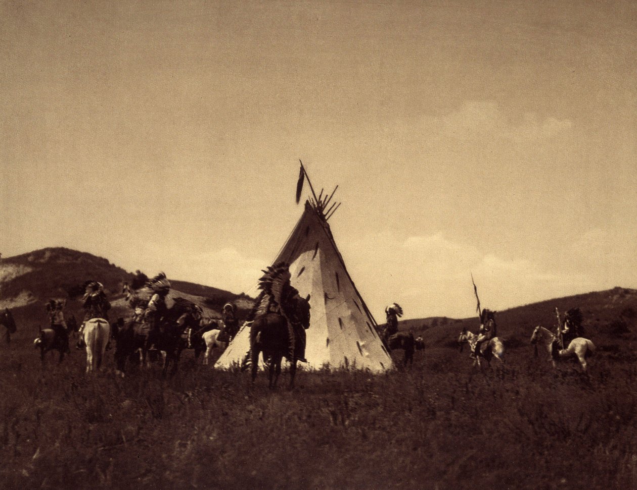 Leiri Sioux. Oli tapana, että soturit ratsastivat ympyrässä johtajansa ympärillä ennen kuin he lähtevät vihollisen hyökkäykselle. Kuva otettu Edward S. Curtisin Pohjois-Amerikan intiaanien tietosanakirjan (1868-1952) osasta 3, esipuheen kirjoittanut Theodo tekijältä Edward Sheriff Curtis