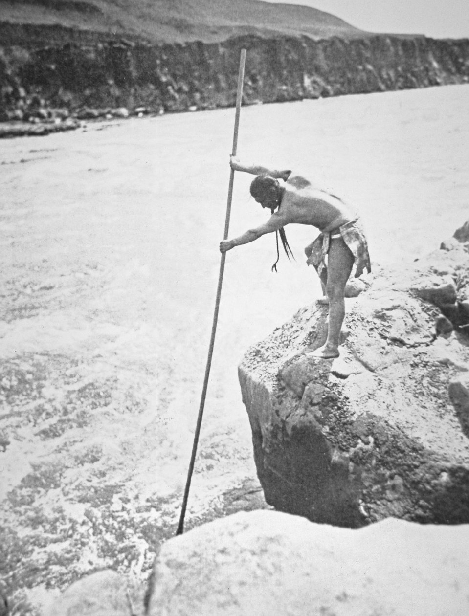 Chinook People Spearing lohta Columbia-joella (m/w kuva) tekijältä Edward Sheriff Curtis