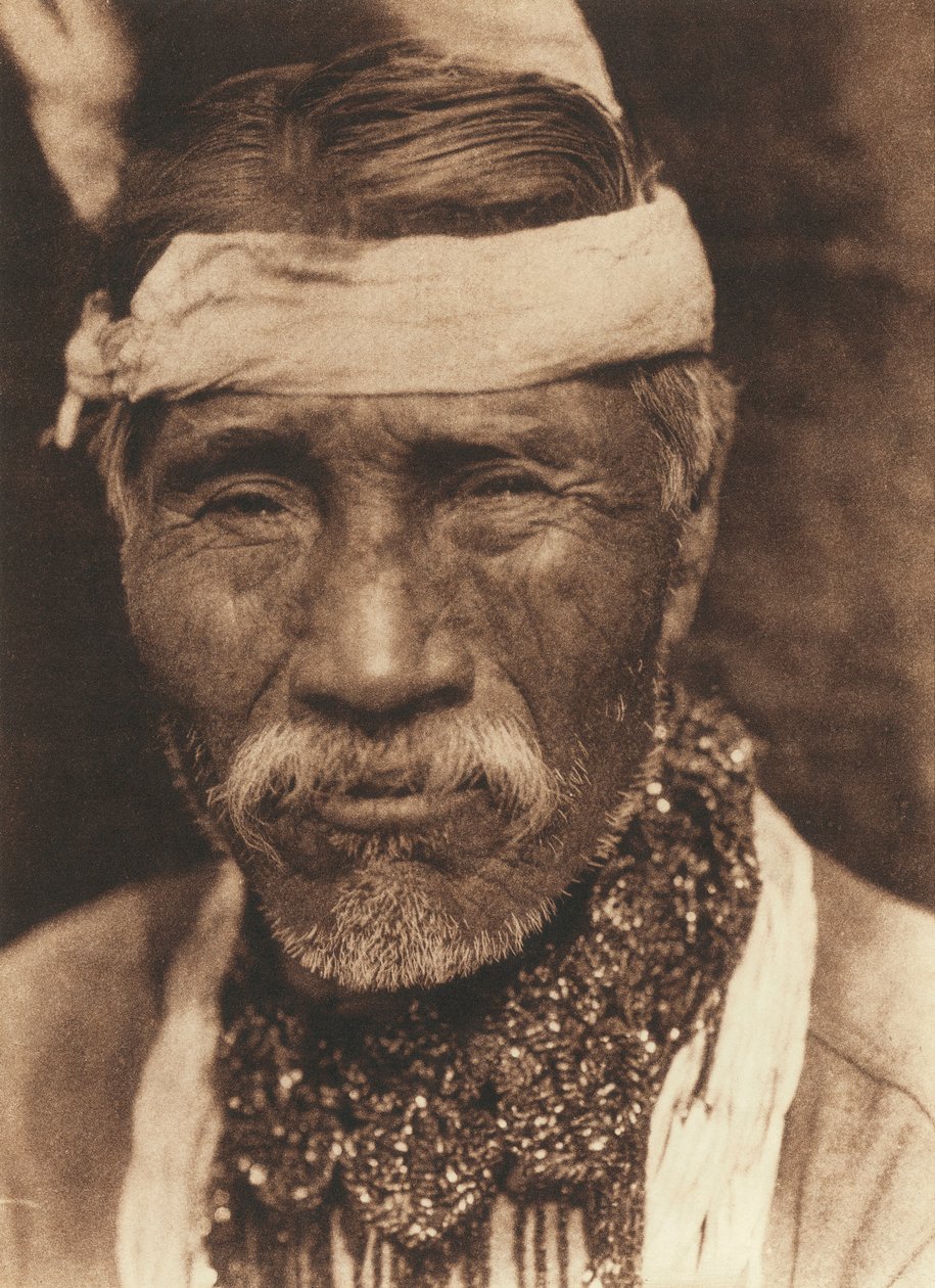 Lähikuva vanhasta pohjoisamerikkalaisesta intiaanista edestä katsottuna tekijältä Edward Sheriff Curtis