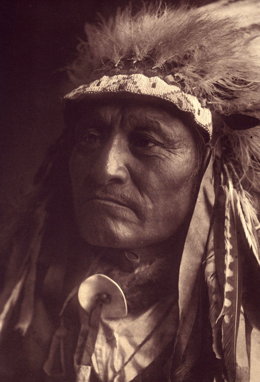 Crazy Thunder, Sioux Teton (Oglala tai Ogalala) Kuva Edward S. Curtisin Pohjois-Amerikan intiaanien tietosanakirjan (1868-1952) osasta 3, esipuhe Theodore Roosevelt. Vuosina 1907–1930 julkaistiin 20 osaa. tekijältä Edward Sheriff Curtis