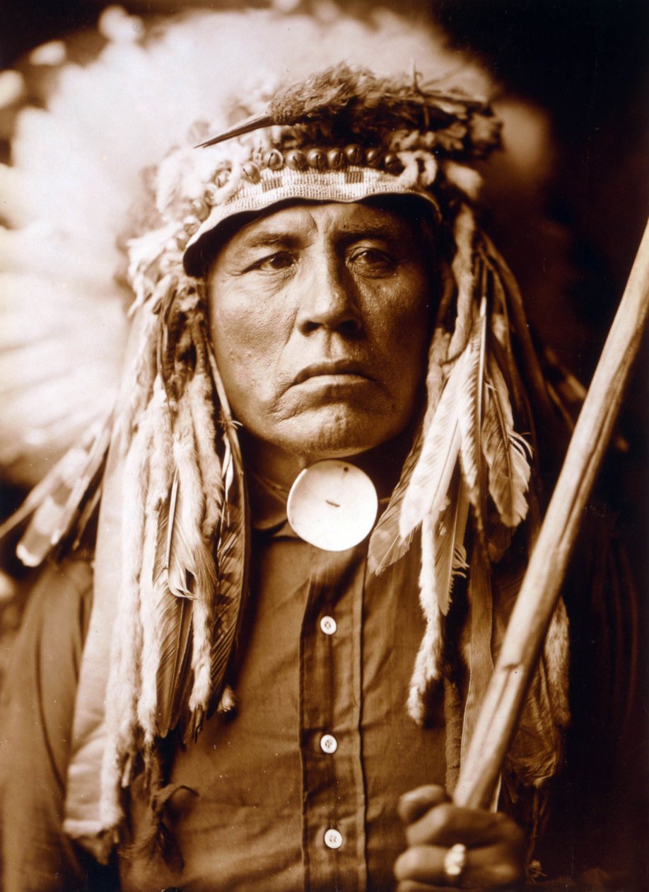 Curley, Apsaroke-mies, päällään päähine, c. 1905, valokuva Edward S. Curtis tekijältä Edward Sheriff Curtis