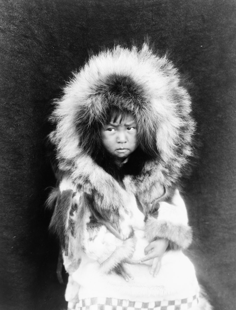 Criança esquimó de Noatak, Alasca, c.1929 (foto em preto e branco) finlandês tekijältä Edward Sheriff Curtis