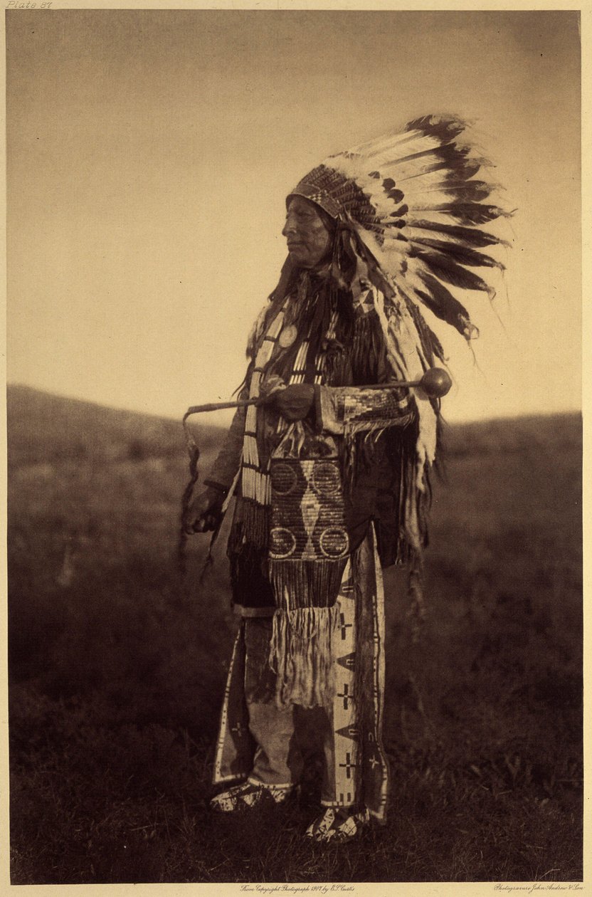 Hight Hawk. Warriorin settimekot hienoon tilaisuuteen: nahkapaita, leggingsit, mokasiinit, piipputuppi (kaikki brodeerattu possueepoksen pikanteilla), sotapäähine kotkan höyhenillä, patukka kivipäällä, päänahalla. Hight Hawk harjoittelee siouxia tekijältä Edward Sheriff Curtis