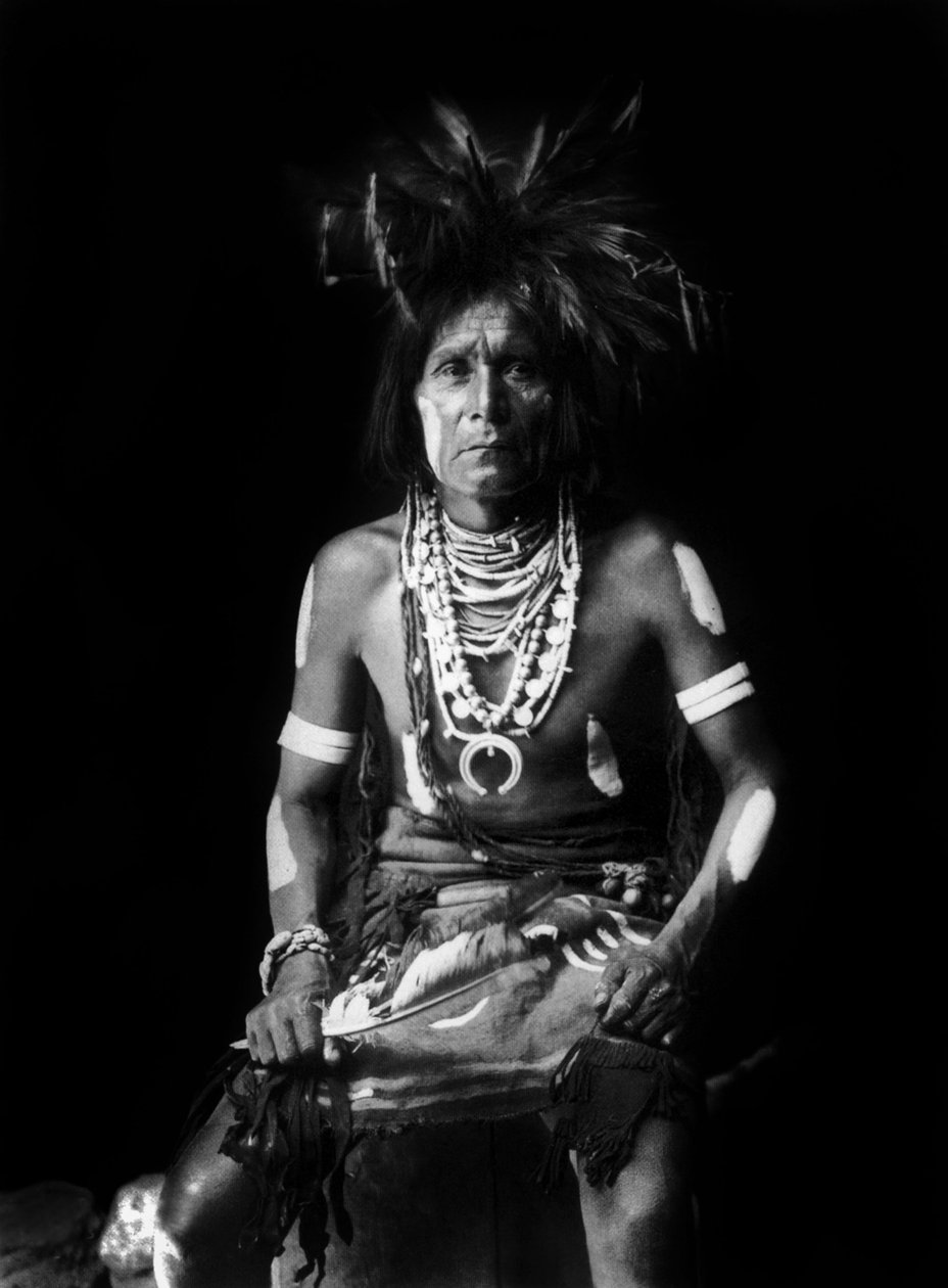 Hopi-intialainen, Naja kaulassa, kuva Edward S. Curtis, c. 1921 tekijältä Edward Sheriff Curtis