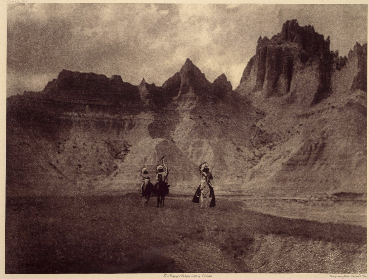 Badlandsissa. Tämä hämmästyttävä kuva on tehty Sheep Mountainilla, Pine Rige Reserve -alueella, Badlandsissa, Etelä-Dakotassa. Kuva otettu osasta 3 Edward S. Curtisin tietosanakirjasta (1868-1952) Pohjois-Amerikan intiaaneista, esipuheella Theodore Rooseve tekijältä Edward Sheriff Curtis