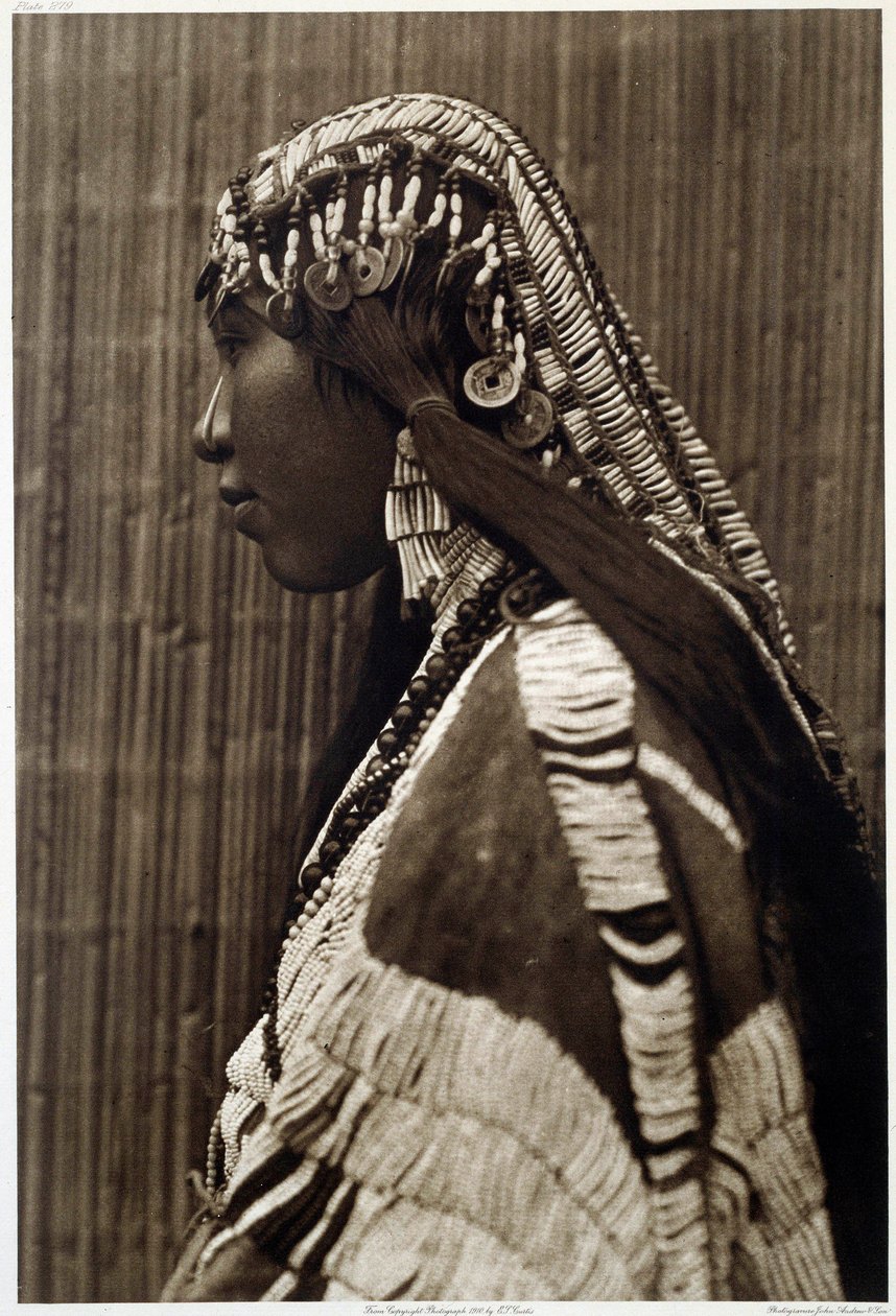 Amerikan intiaani: "Intian tytön muotokuva" Valokuva: American Edwards Curtis (1868-1952), 1900-luku. La Rochelle, Uuden maailman museo tekijältä Edward Sheriff Curtis