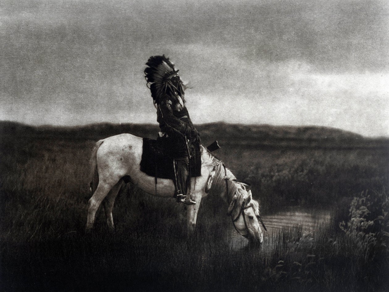 Intiaanisoturi ratsastaa tasangolla tekijältä Edward Sheriff Curtis