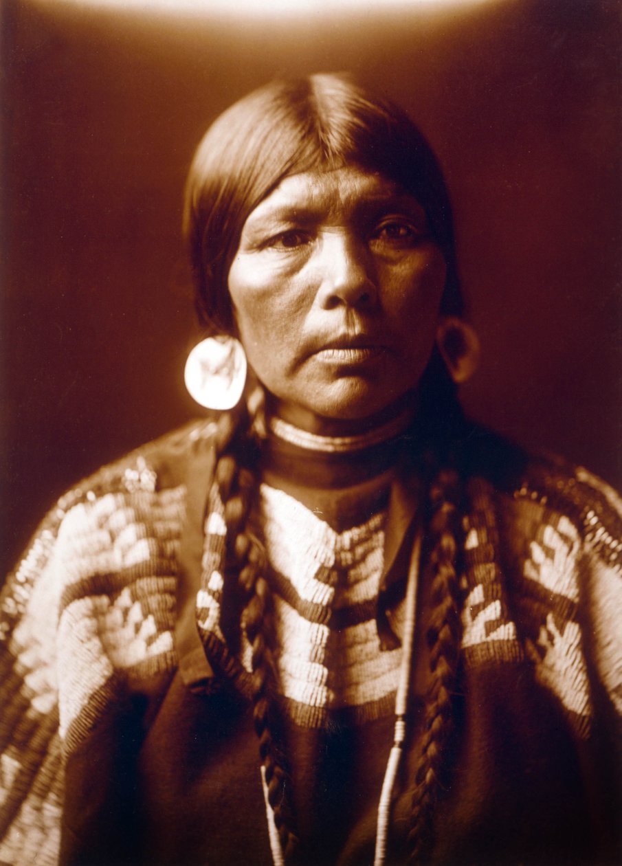 Intialainen nainen Ow Highin vaimo, n. 1905, valokuva Edward S. Curtis tekijältä Edward Sheriff Curtis