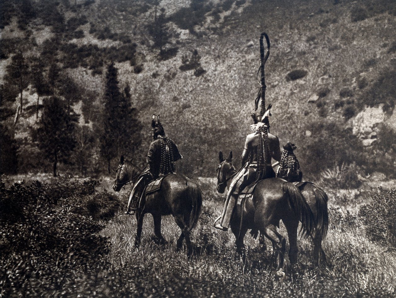 Amerikan intiaanit Apsaroke-heimosta mustassa kanjonissa Yhdysvalloissa tekijältä Edward Sheriff Curtis