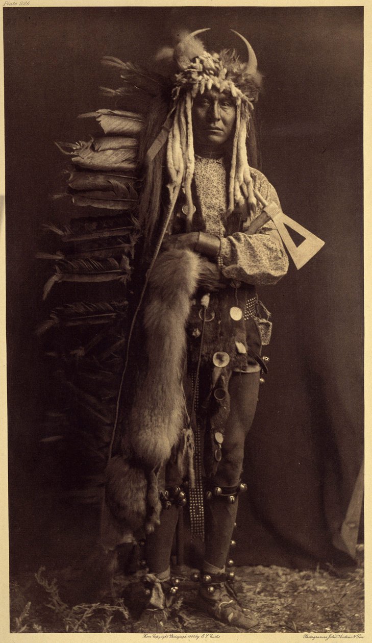 Iron Brest, Piegan. Entisen vuosia kadonneen Bullsin jäsenen asu Kuva Edward S. Curtisin (1868-1952) julkaiseman Pohjois-Amerikan intiaanien tietosanakirjan osasta 6, jossa esipuhe on kirjoittanut Theodore Roosev tekijältä Edward Sheriff Curtis