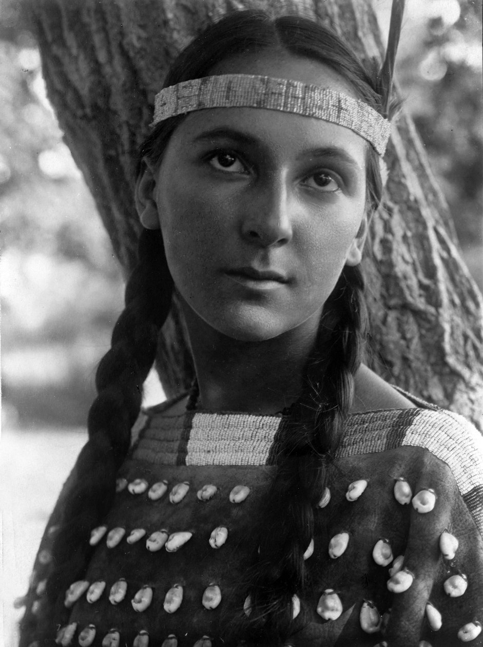Lucille, Dakotalainen nainen, n. 1908, valokuva Edward S. Curtis tekijältä Edward Sheriff Curtis