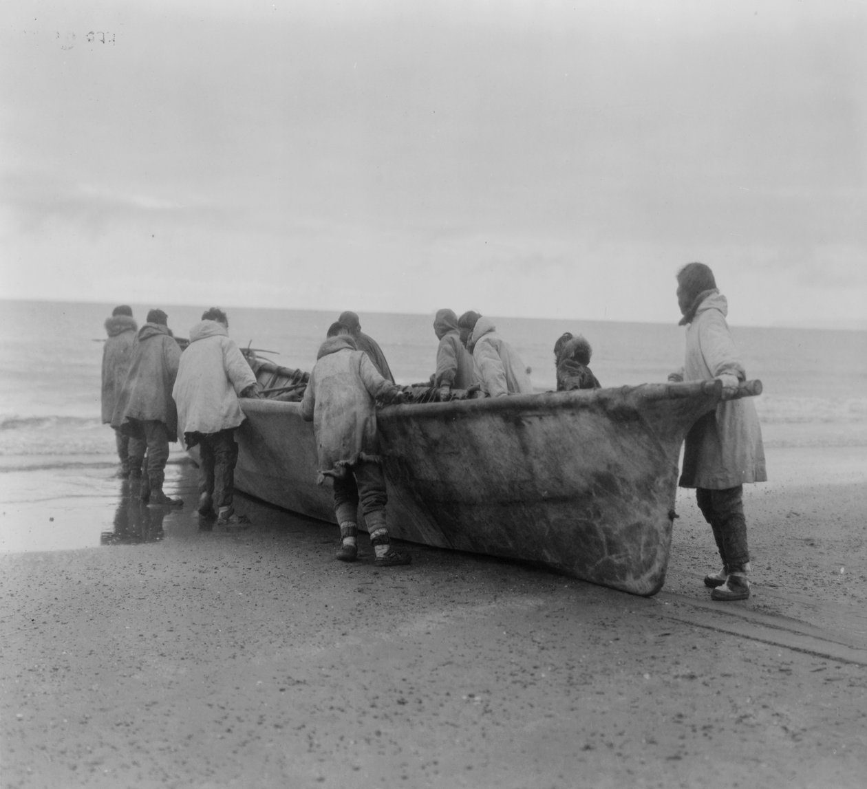 Nativos americanos lançando um barco baleeiro no Cabo Príncipe de Gales, Alasca, c.1929 (foto em preto e branco) finlandês tekijältä Edward Sheriff Curtis