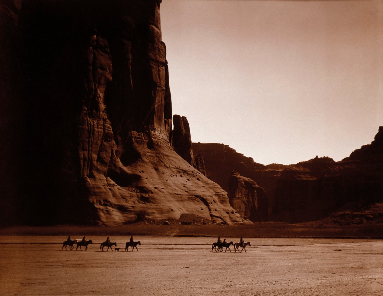 Navajo Riders, Edward S. Curtis, n. 1904 (sävyinen hopeaprintti) tekijältä Edward Sheriff Curtis