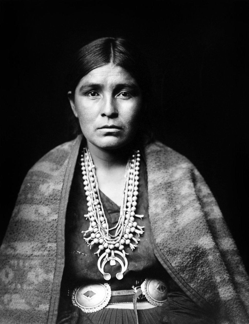 Navajo nainen yllään hopea squash kukka kaulakoru, concho vyö, viltti ladattuna olkapäille, c. 1904, valokuva Edward S. Curtis tekijältä Edward Sheriff Curtis